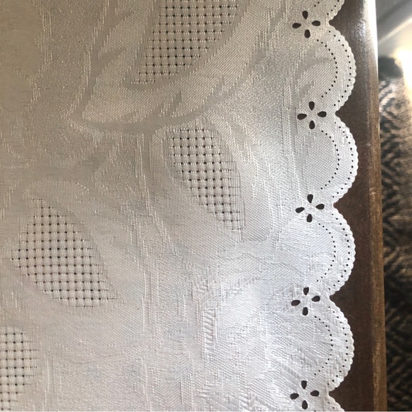 Vintage Floral White Lace Placemat Pair with Roses - Picture 14 of 15